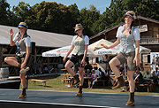 Angermaier Galopp in Tracht Modenschau am 09.08.2015 auf der Galopprennbahn Riem (©Foto: Martin Schmitz)